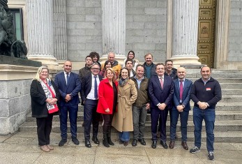 La consejera Susinos, acompañada por diputados, senadores y representantes del sector ganadero de Cantabria en el Congreso el día que se aprobó la salida del lobo del LESPRE